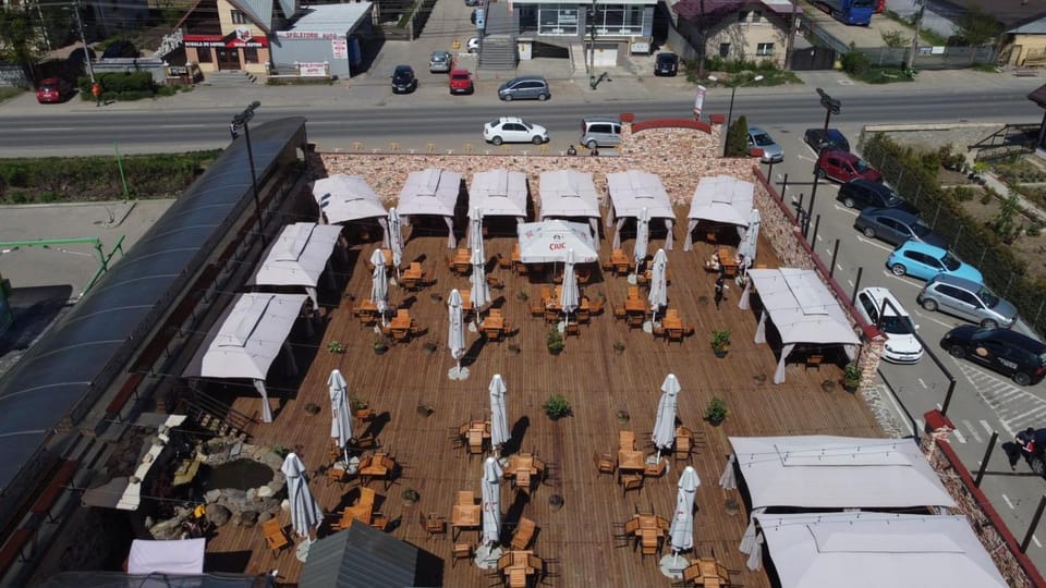 Restaurant/places to eat, Garden, Balcony/Terrace