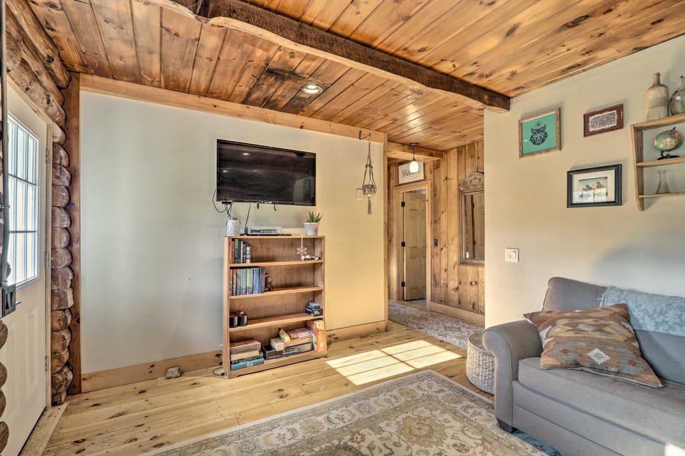 Cambridge Cabin < 2 Mi to Smugglers' Notch! Cabin in Underhill