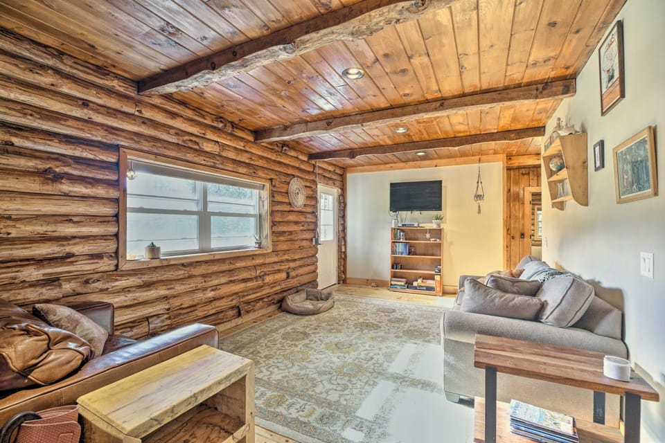Cambridge Cabin < 2 Mi to Smugglers' Notch! Cabin in Underhill