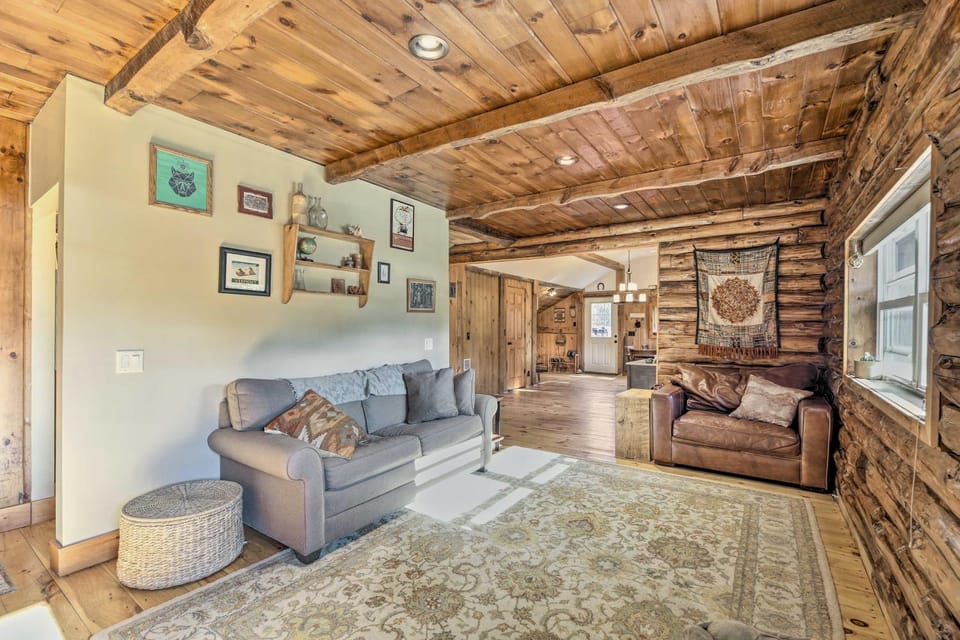 Cambridge Cabin < 2 Mi to Smugglers' Notch! Cabin in Underhill