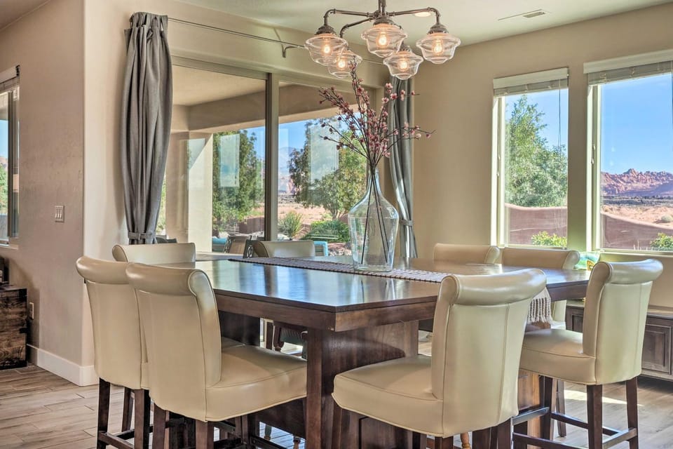 Utah Home w/ Pool & Hot Tub Access, Mtn Views! House in Santa Clara