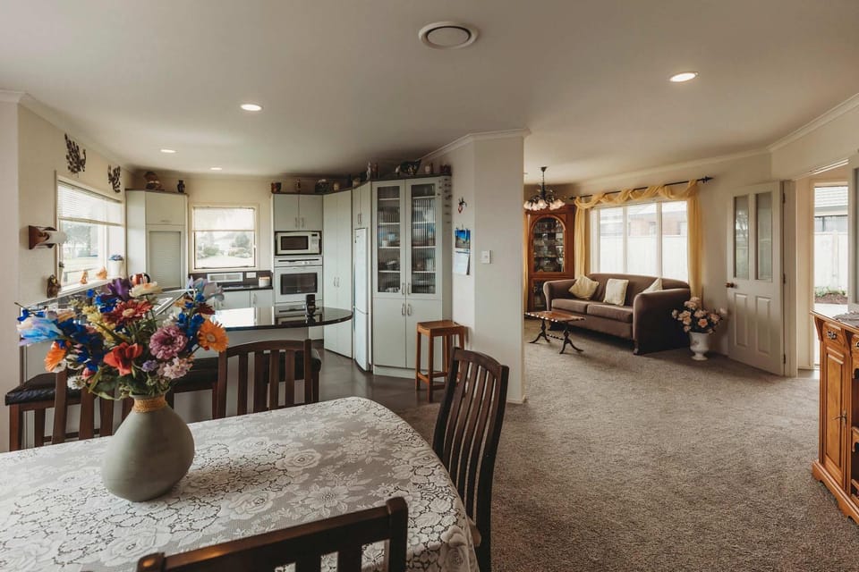 Stay At Saddle Row - 3BR home with outdoor patio House in New Plymouth