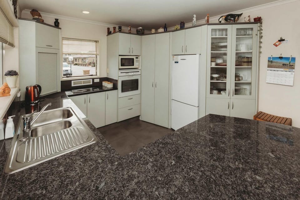 Stay At Saddle Row - 3BR home with outdoor patio House in New Plymouth