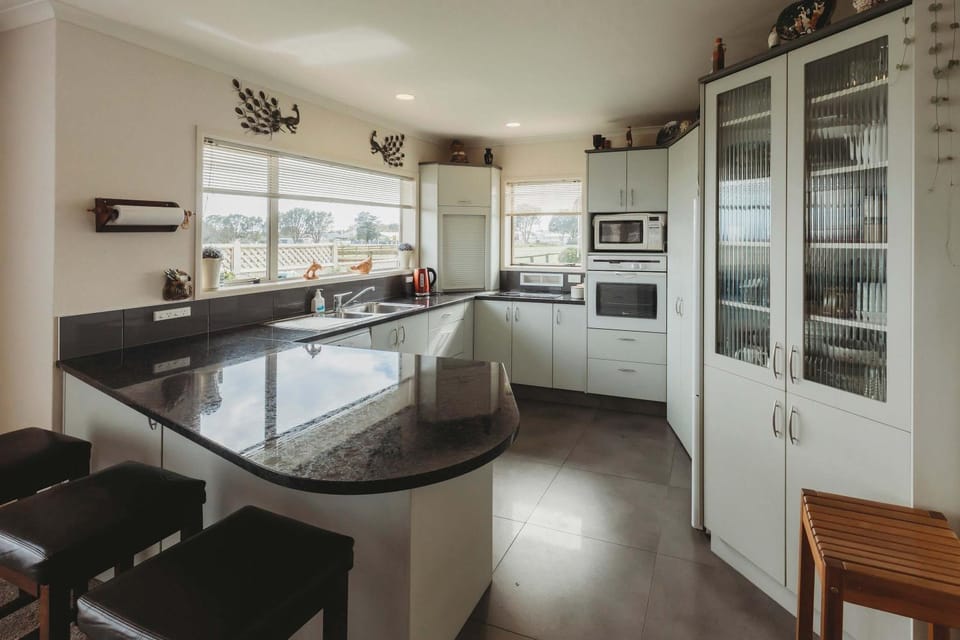Stay At Saddle Row - 3BR home with outdoor patio House in New Plymouth