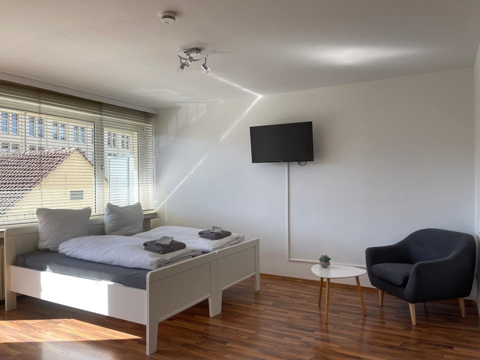 Bed, TV and multimedia, Photo of the whole room, Seating area, Bedroom, wardrobe