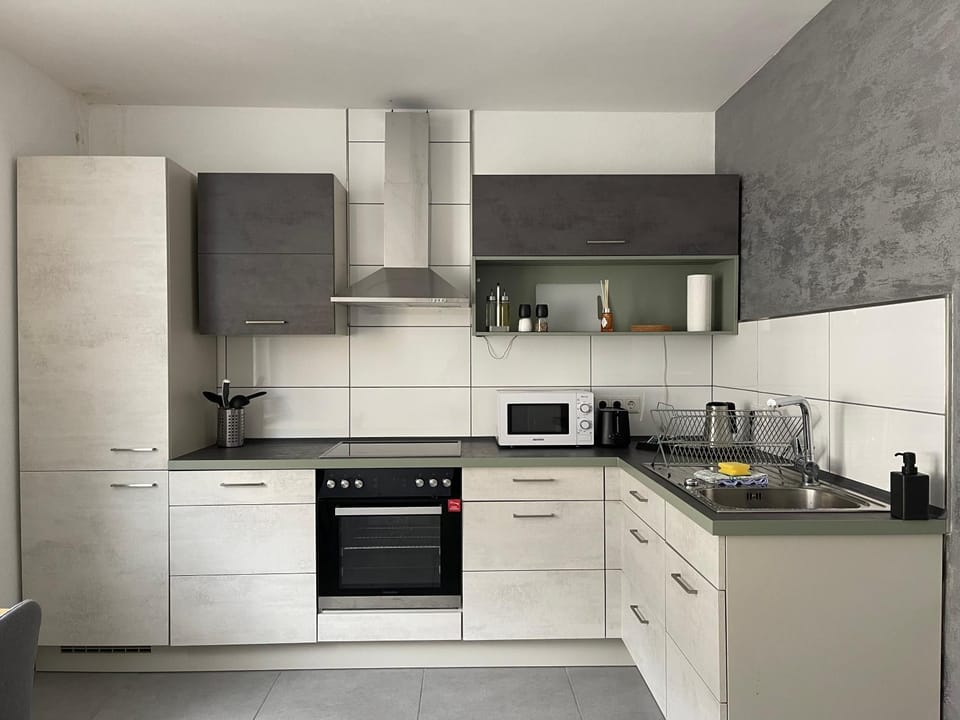 Coffee/tea facilities, Kitchen or kitchenette, oven, stove