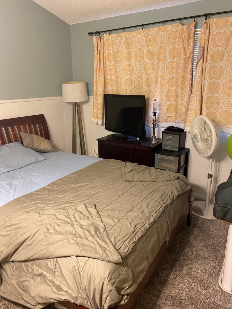 Bed, TV and multimedia, Photo of the whole room, Bedroom