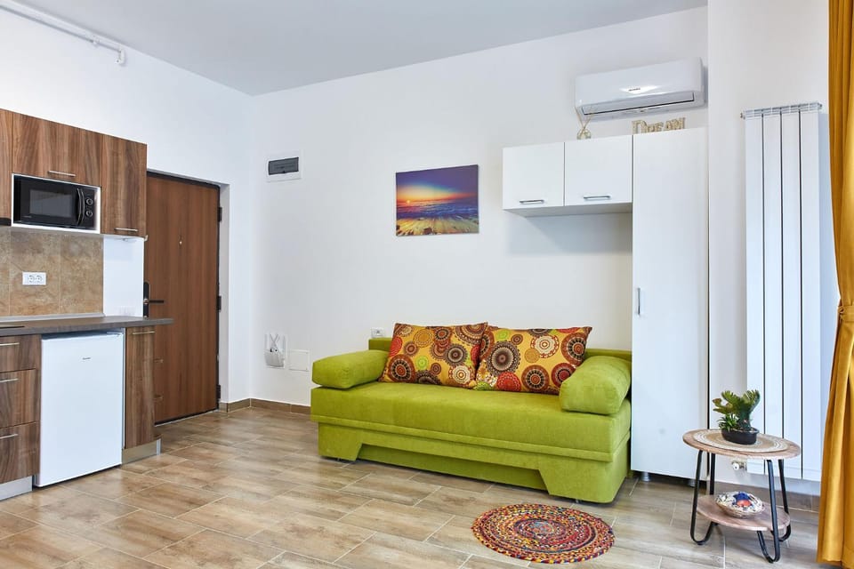 Kitchen or kitchenette, Living room, Photo of the whole room, Seating area, minibar, pet friendly, air conditioner