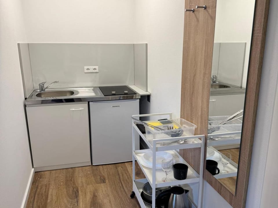 Kitchen or kitchenette, Dining area, stove