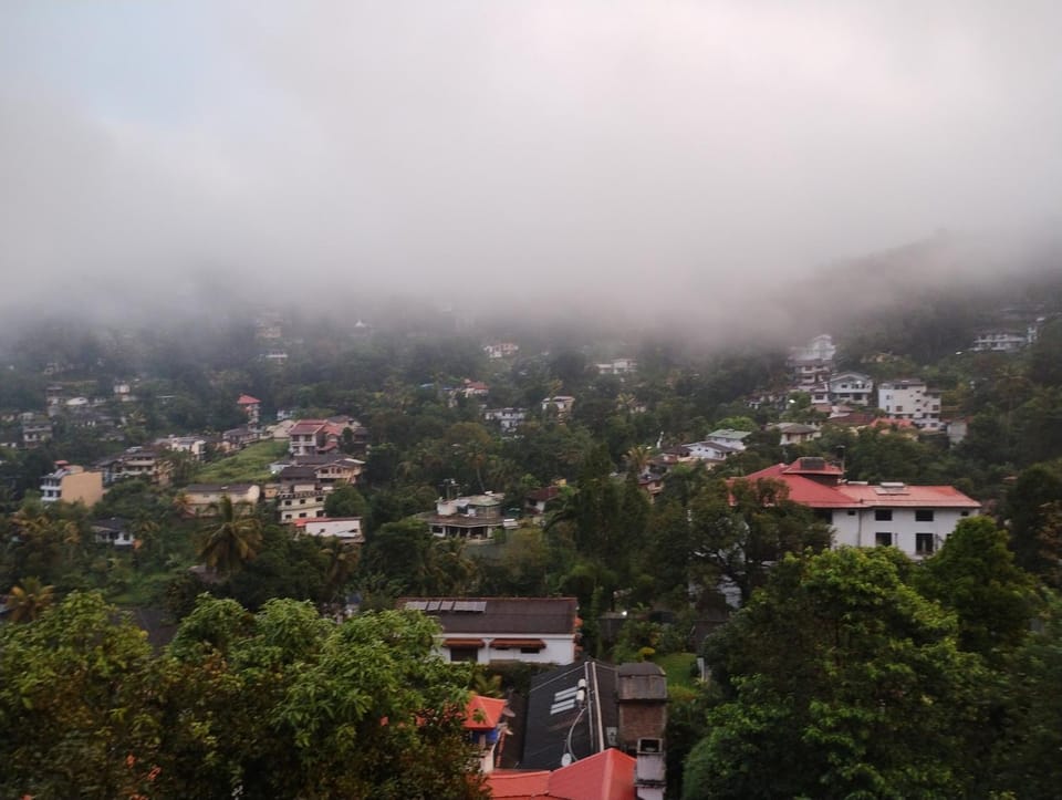 Roof top 2 bed luxury apartment Bed and Breakfast in Kandy