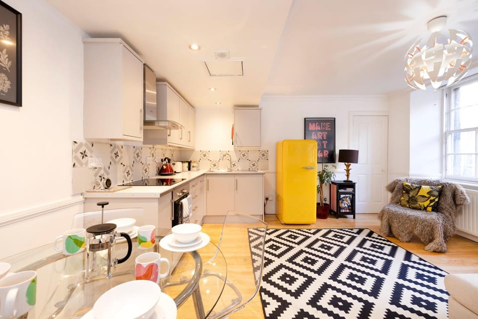 Kitchen or kitchenette, Living room, Seating area, Dining area