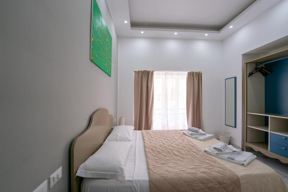 Bed, TV and multimedia, Photo of the whole room, Bedroom, towels