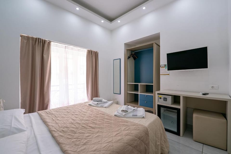 Bed, TV and multimedia, Photo of the whole room, Evening entertainment, Bedroom, wardrobe