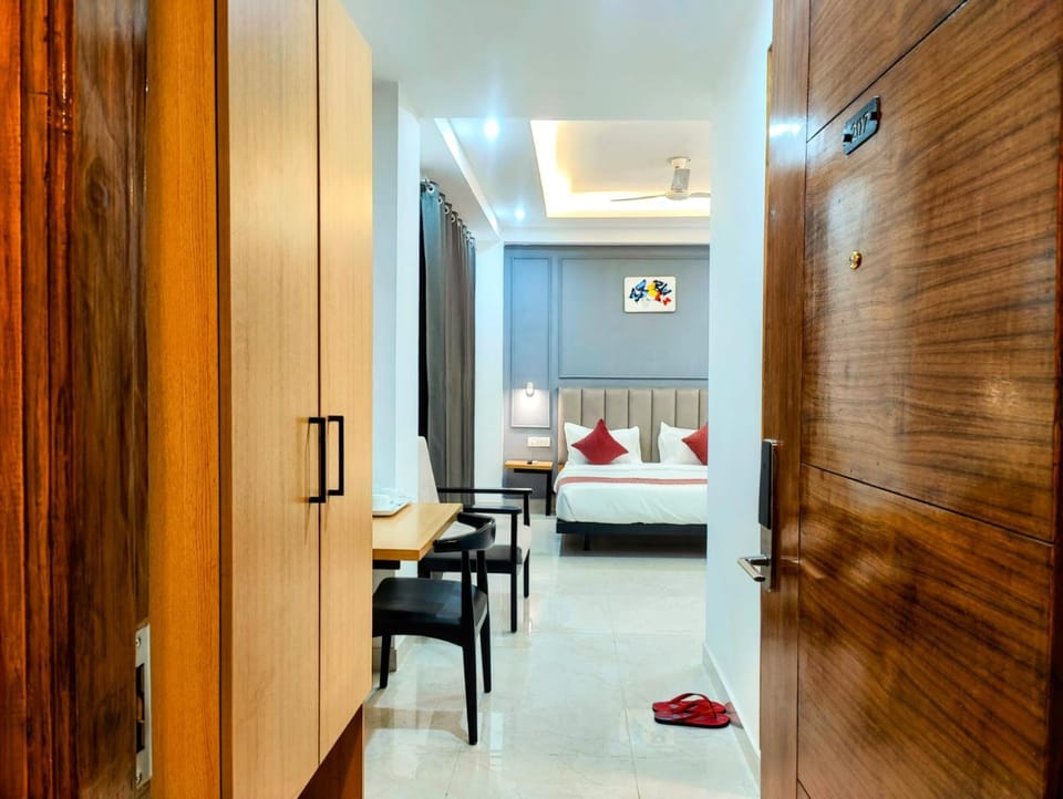 Property building, Bed, TV and multimedia, Living room, Photo of the whole room, Seating area, Bedroom, towels, wardrobe, air conditioner