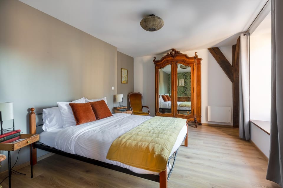 Bed, Photo of the whole room