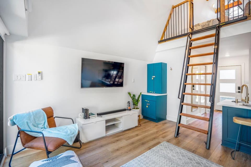 Unique A-frame Tiny House in Houston Central Apartment in Harris County