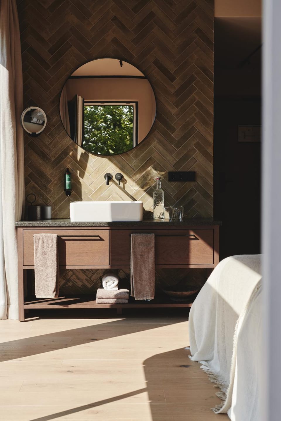 Bathroom, towels