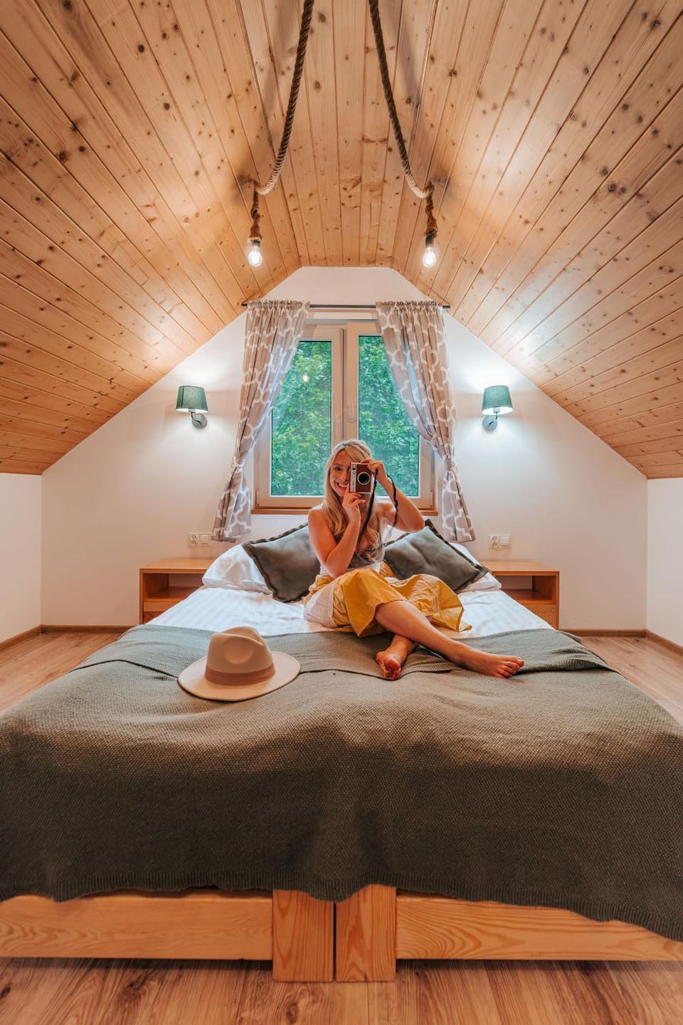 Bed, Photo of the whole room, Bedroom