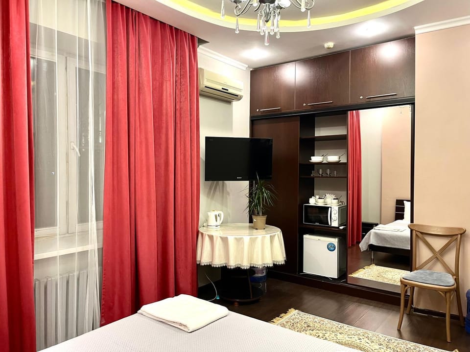 Bed, TV and multimedia, Living room, Photo of the whole room, Bedroom, towels, wardrobe, air conditioner