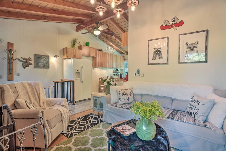 1 Mi to Lake Gregory Boho Crestline Cabin Cabin in Crestline