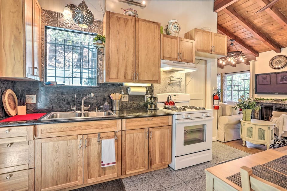 1 Mi to Lake Gregory Boho Crestline Cabin Cabin in Crestline