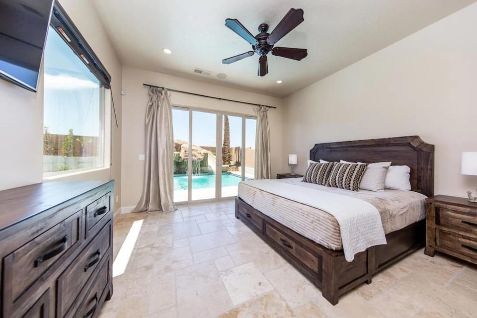 Bed, TV and multimedia, Photo of the whole room, Bedroom, Pool view, fireplace