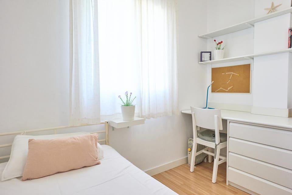 Bed, Photo of the whole room, Seating area