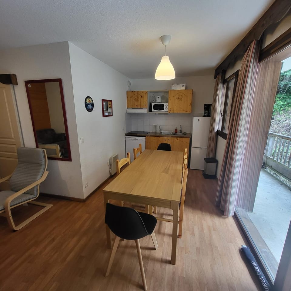 Kitchen or kitchenette, Dining area, stove