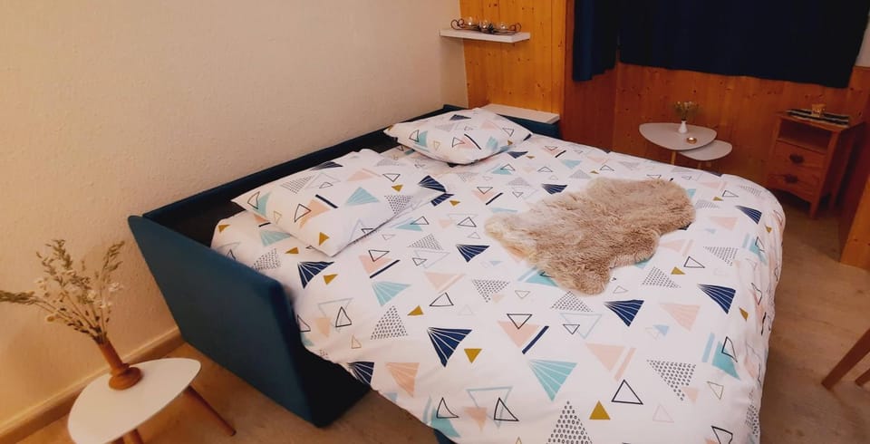 Bed, Living room