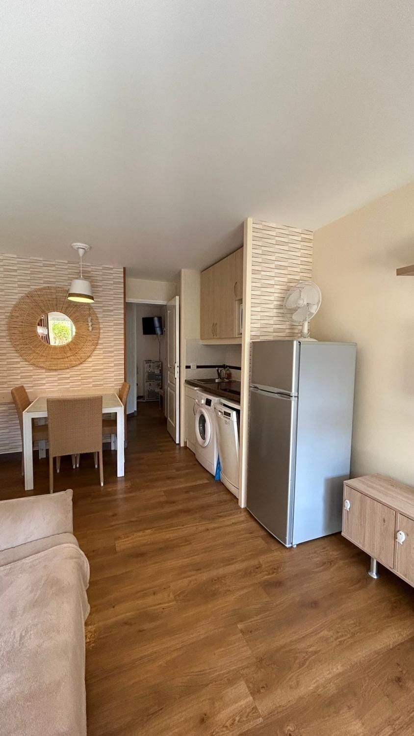 Kitchen or kitchenette, Dining area, minibar, stove