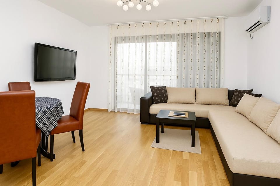 TV and multimedia, Living room, Seating area, Dining area, air conditioner