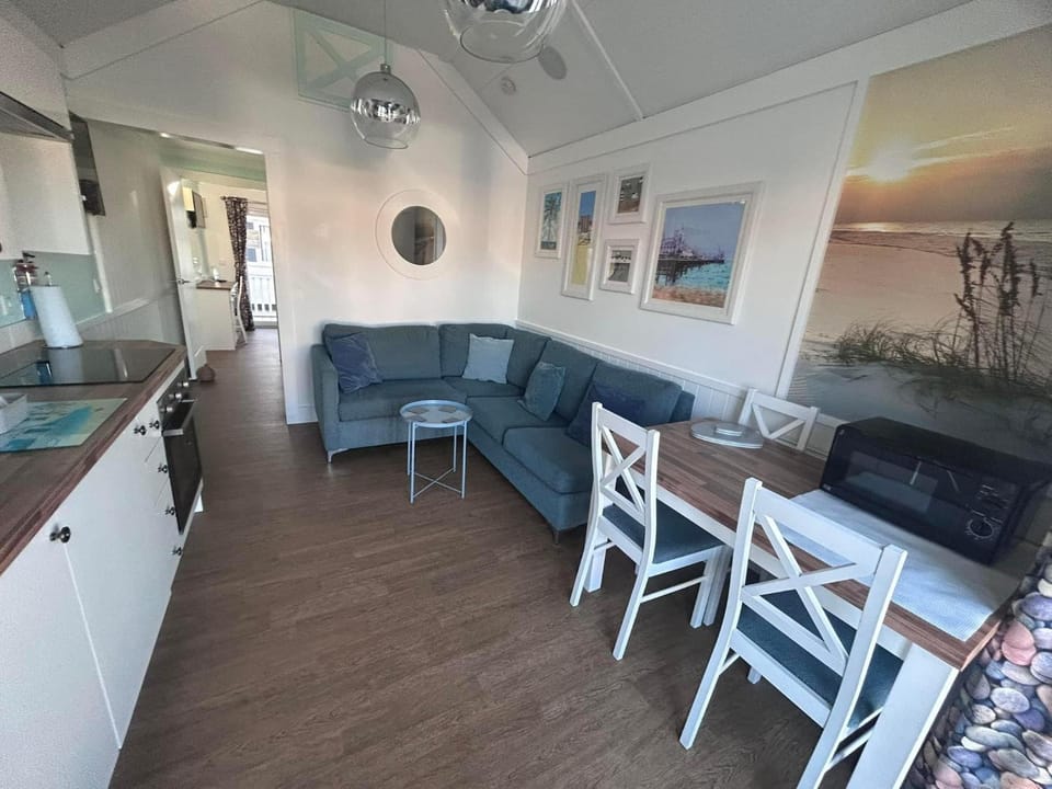 TV and multimedia, Kitchen or kitchenette, Living room, Seating area, Dining area