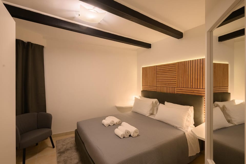 Bed, Photo of the whole room, Bedroom, towels