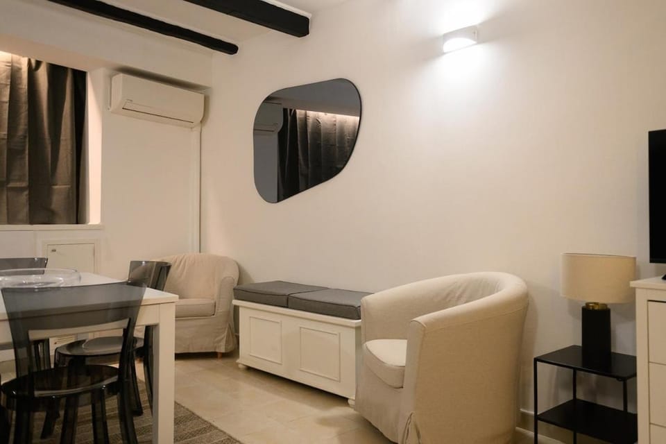 TV and multimedia, Living room, Seating area, Dining area, air conditioner