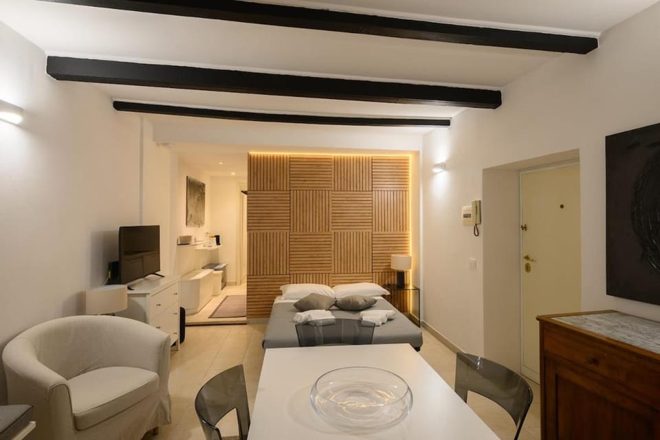 Bed, TV and multimedia, Living room, Photo of the whole room, Seating area
