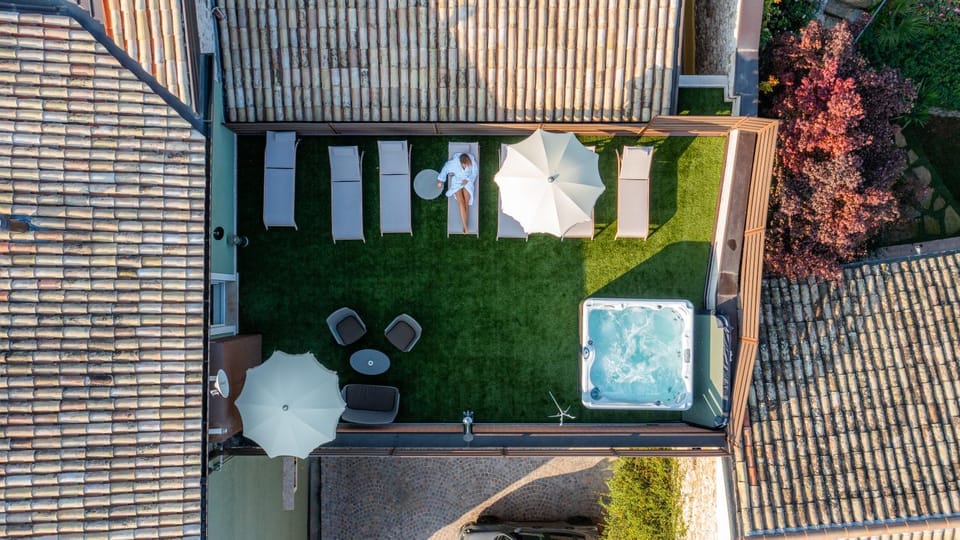 Hot Tub, Swimming pool, Breakfast