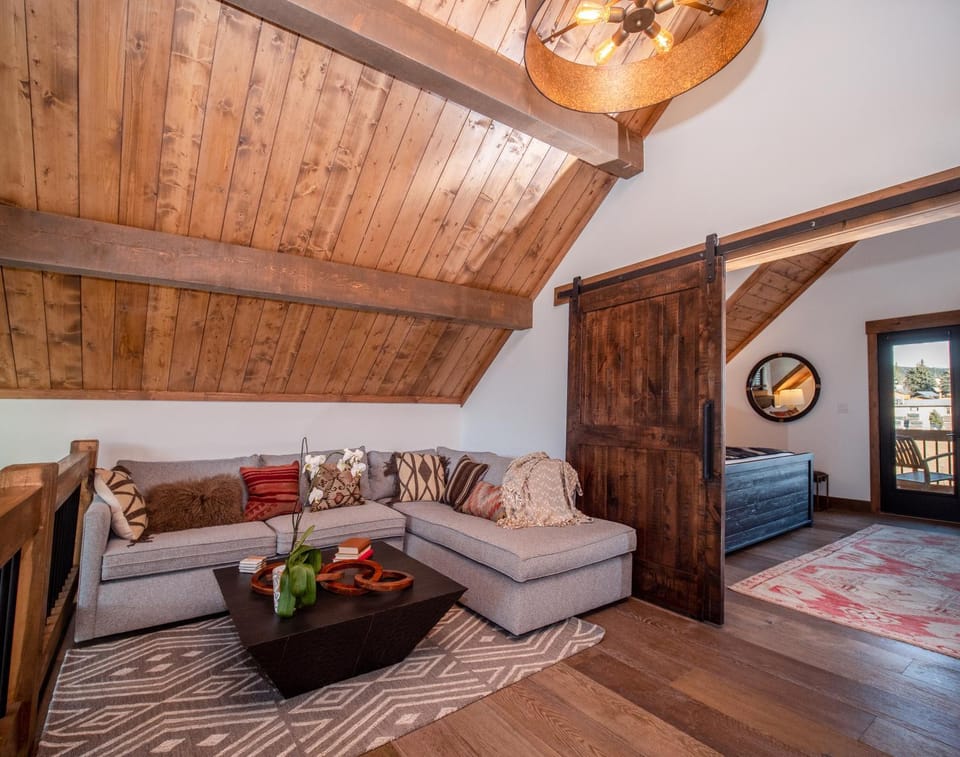 Private end unit with Jacuzzi, Two Patios, and Indoor/Outdoor Fireplace House in Estes Park