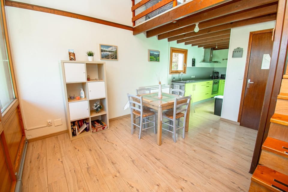 Kitchen or kitchenette, Living room, Seating area, Dining area