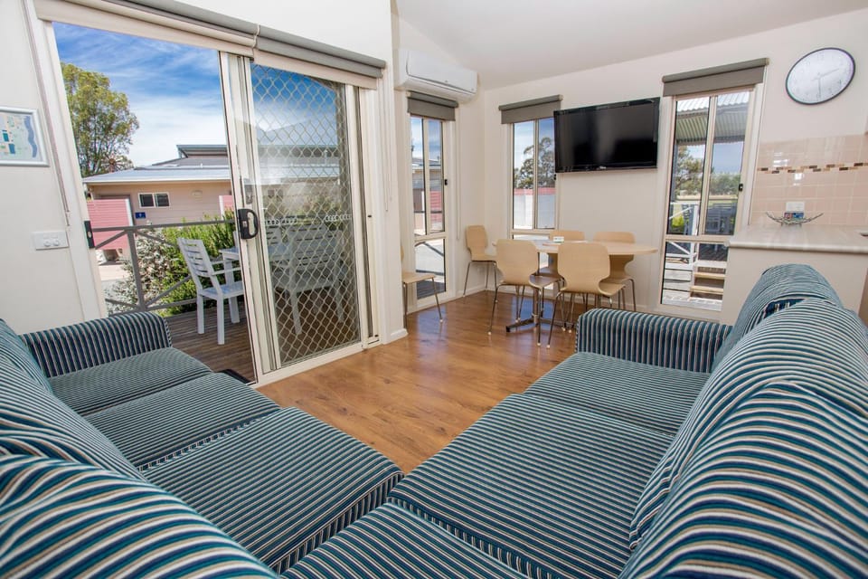 TV and multimedia, Balcony/Terrace, Living room, Seating area, Dining area