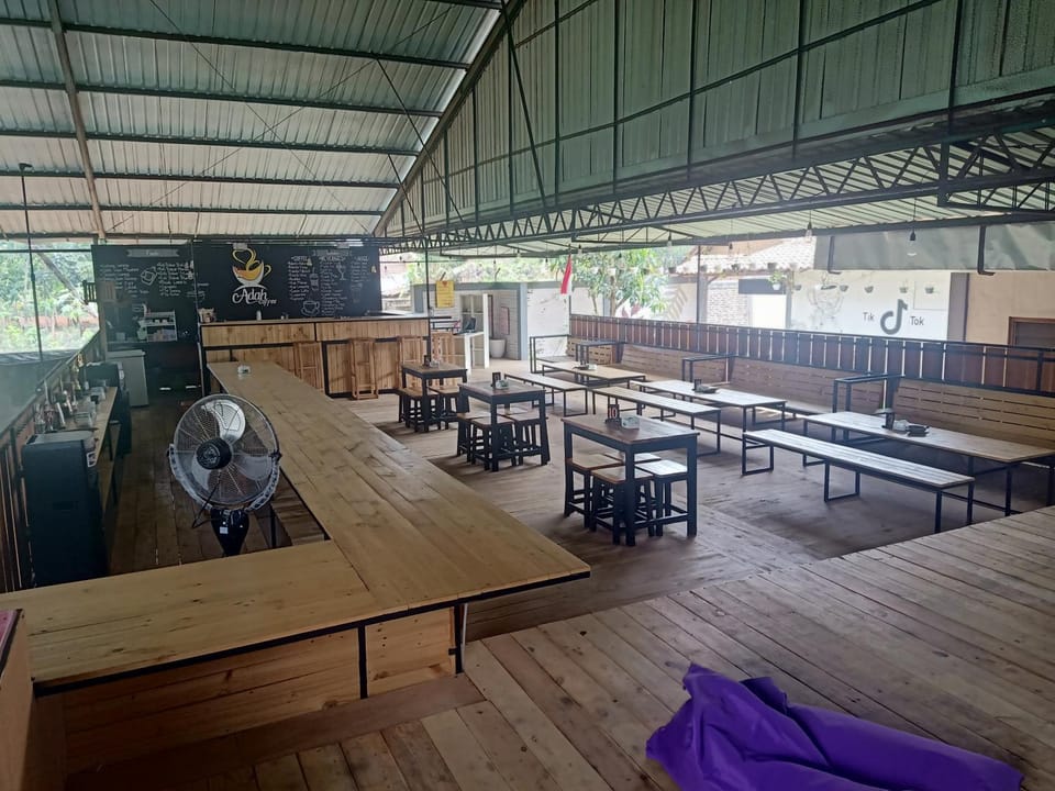Property building, Restaurant/places to eat, Breakfast