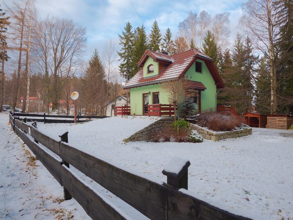 Property building, Winter, Garden, Balcony/Terrace