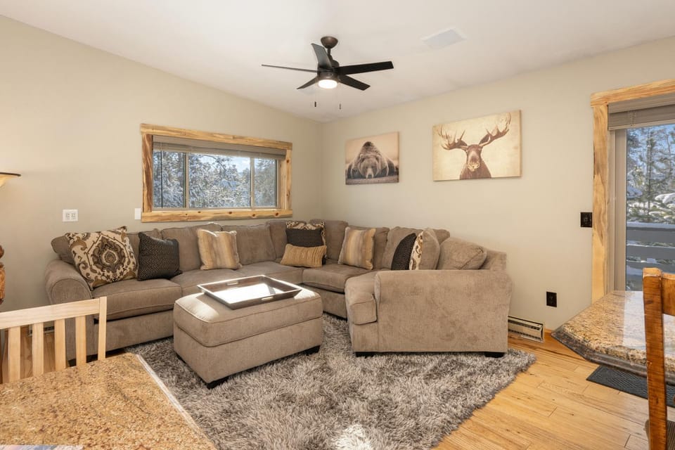 Living room, Seating area, furniture