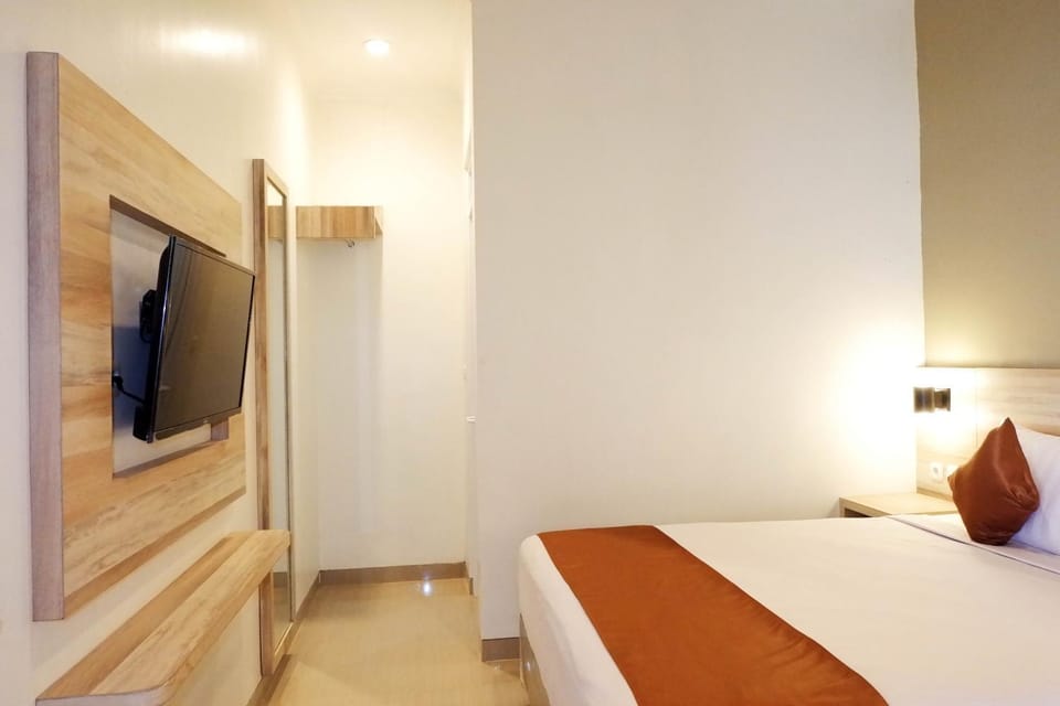 Bed, TV and multimedia, Bedroom