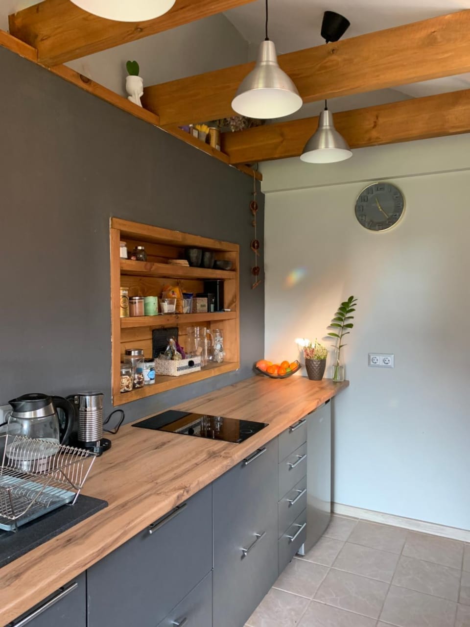 Coffee/tea facilities, Kitchen or kitchenette, stove