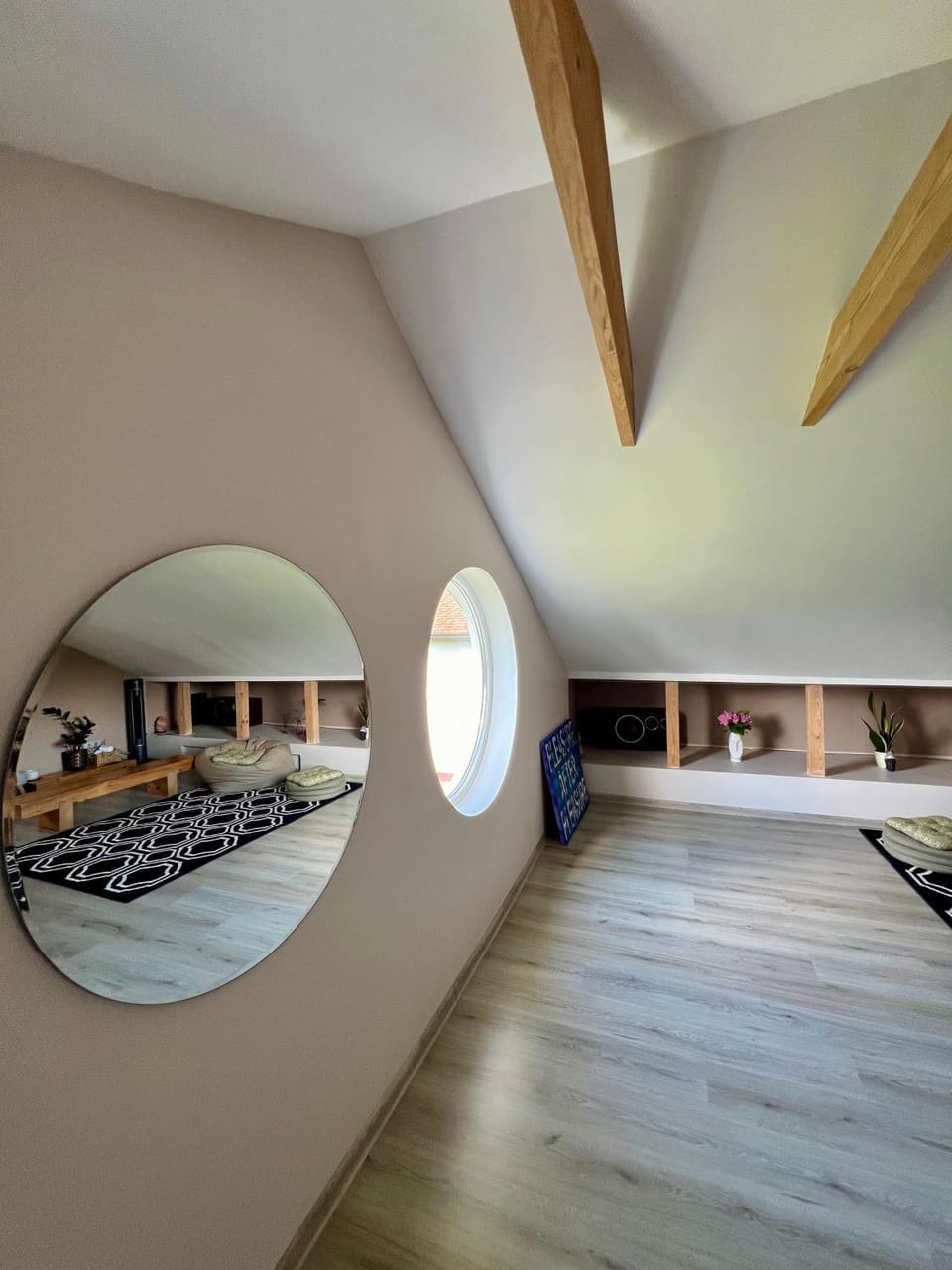 Photo of the whole room, Seating area