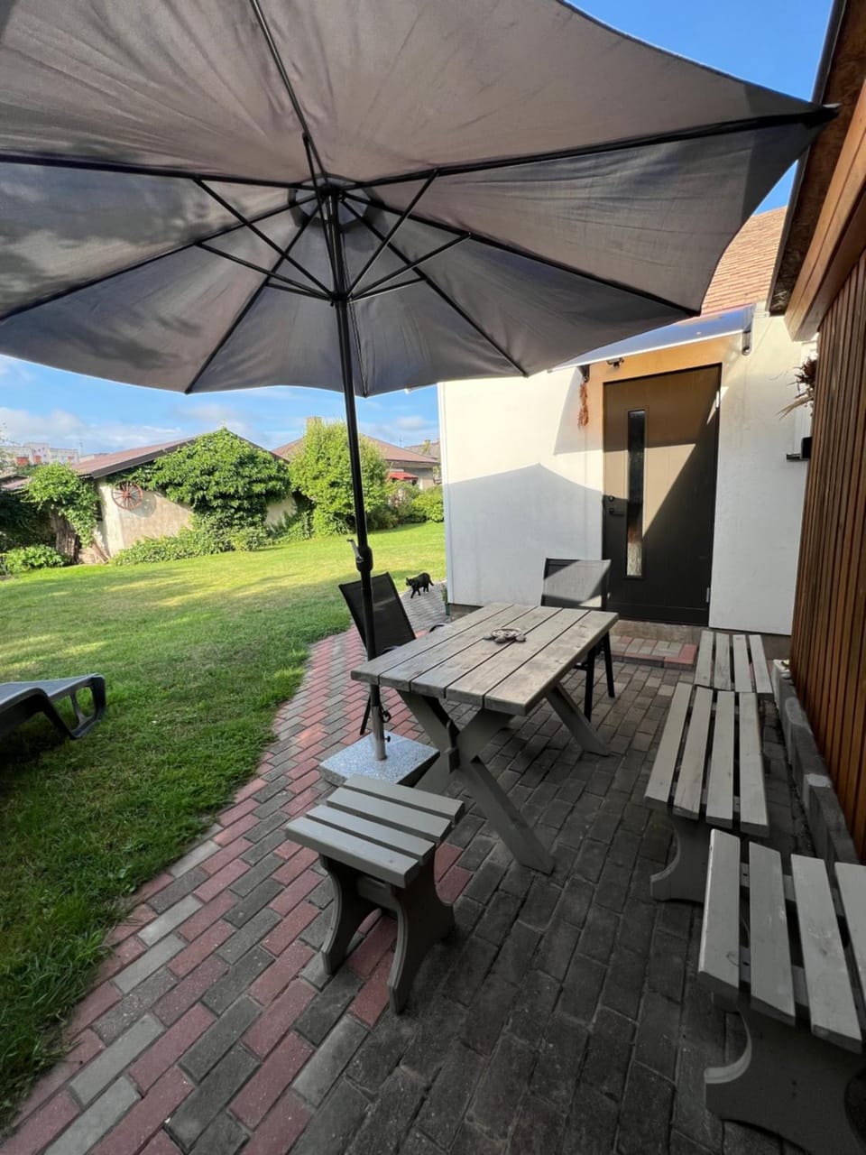 Patio, Day, Garden, Seating area, Dining area, Garden view, sunbed