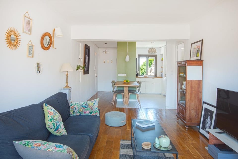 TV and multimedia, Kitchen or kitchenette, Living room, Seating area, Dining area