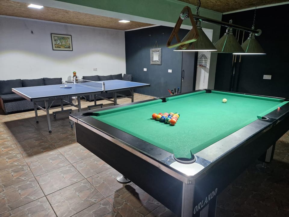 Billiard, Game Room