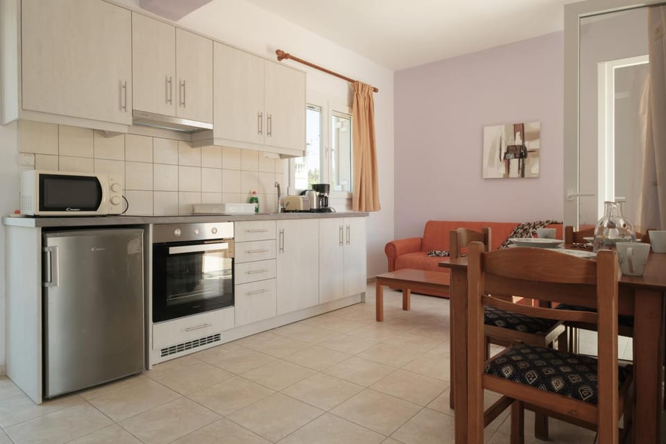 Kitchen or kitchenette, Dining area, minibar, pet friendly, stove
