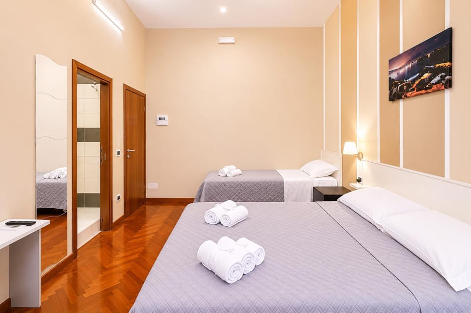 Bed, TV and multimedia, Photo of the whole room, Bedroom, towels